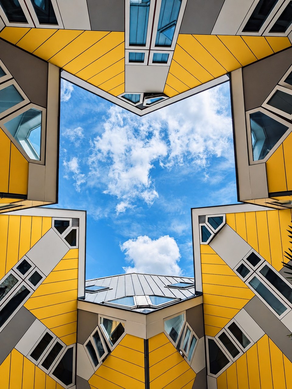 Symmetrischer Innenhof mit Blick in den Himmel